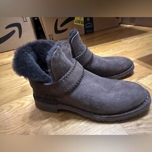 Women’s Suede UGG ankle boots dark brown leather size 7.5